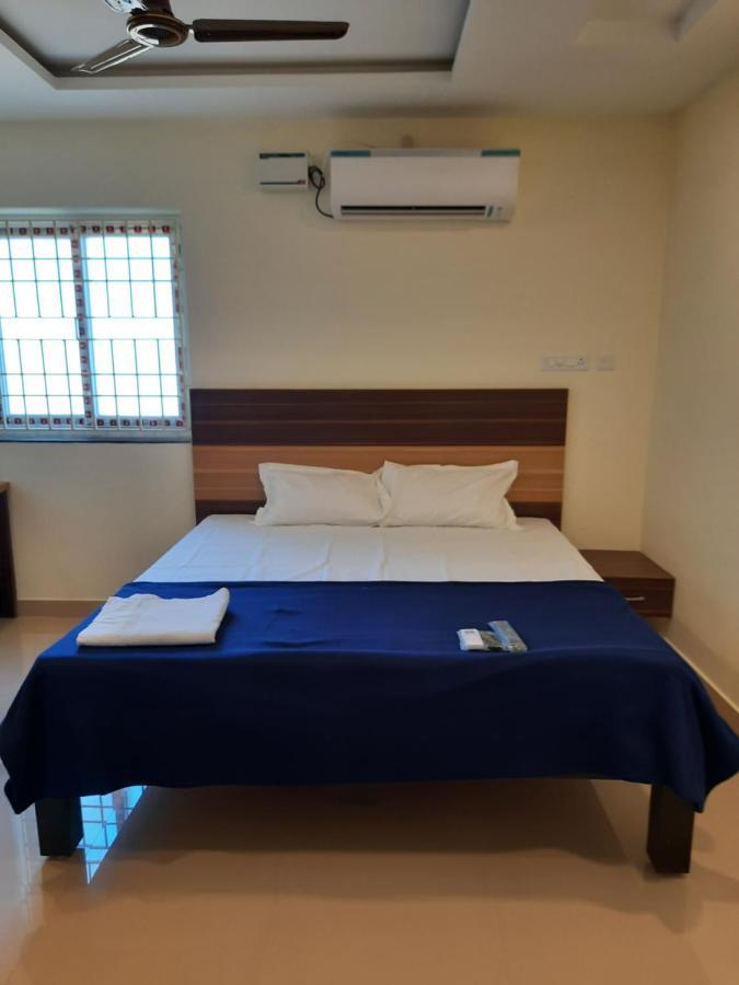 Grk Residency Hotell Gūduvāncheri Exteriör bild