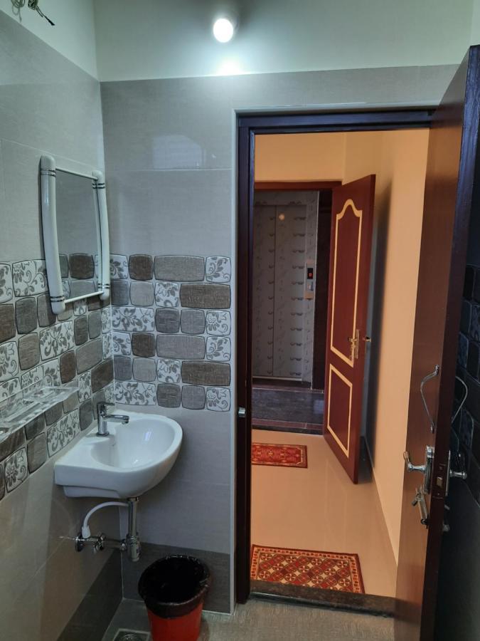 Grk Residency Hotell Gūduvāncheri Exteriör bild